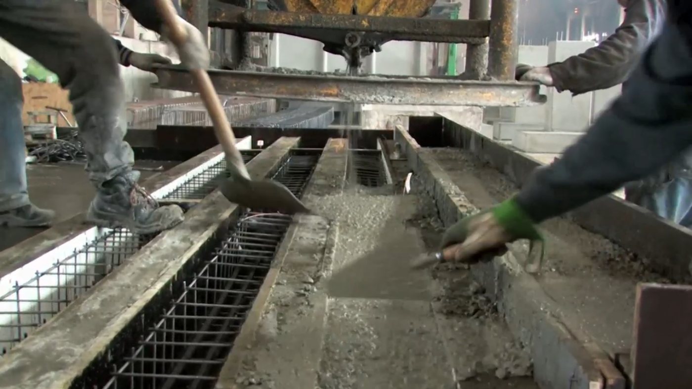 Reinforcement cage and formwork before a slab pour
